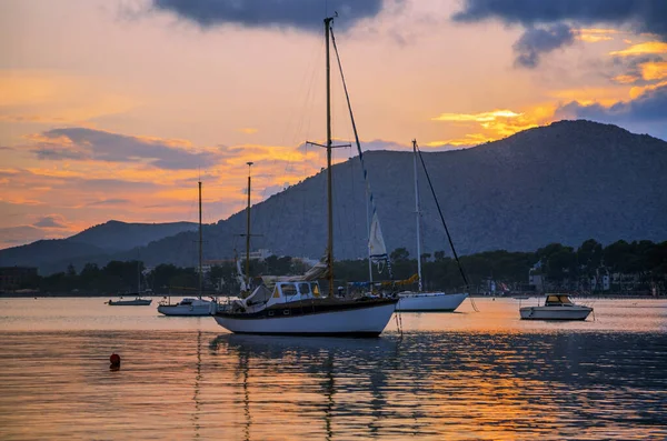 Stunning view of luxury yachts at the pier against the sunset — Stock Photo, Image