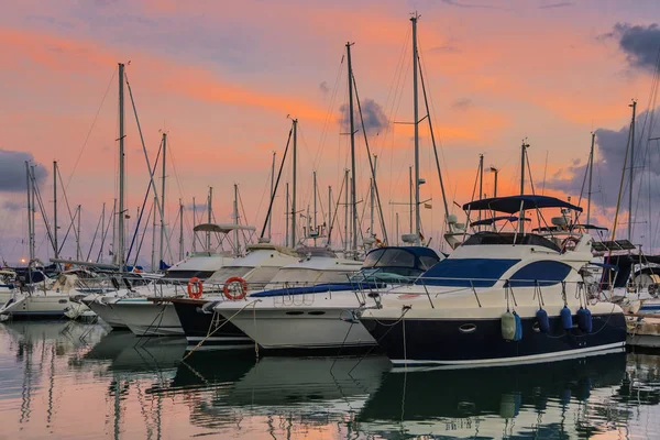 在日落时分，在码头欣赏豪华游艇的壮丽景色 — 图库照片