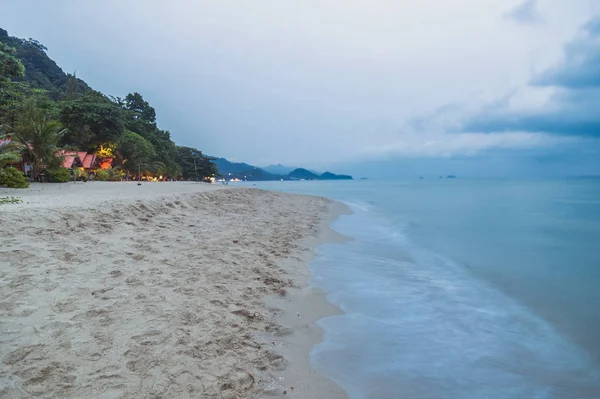 Spiaggia tropicale sotto il cielo cupo — Foto Stock