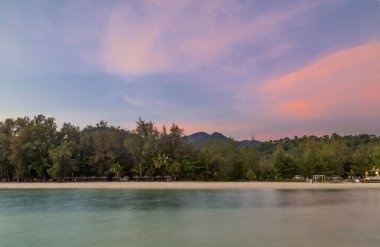 Günbatımında tropik plaj.