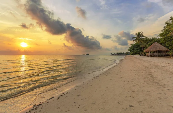 Bungalovy na tropické pláži — Stock fotografie