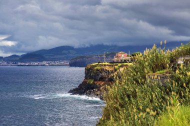  Sao Miguel adasının kayalarıyla Atlantik okyanus manzarası