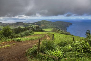 Dağlara, vadilere, Sao Miguel adasının deniz kıyısına bak.
