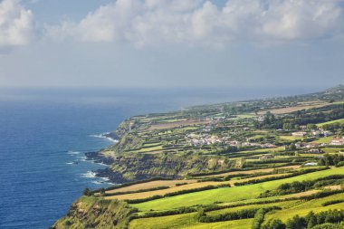 Dağlara, vadilere, Sao Miguel adasının deniz kıyısına bak.