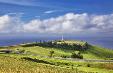 Dağlara, vadilere, Sao Miguel adasının deniz kıyısına bak.