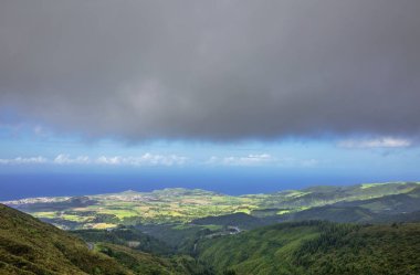 Dağlara, vadilere, Sao Miguel adasının deniz kıyısına bak.