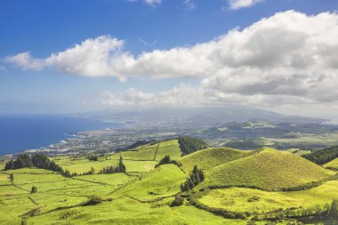 Dağlara, vadilere, Sao Miguel adasının deniz kıyısına bak.
