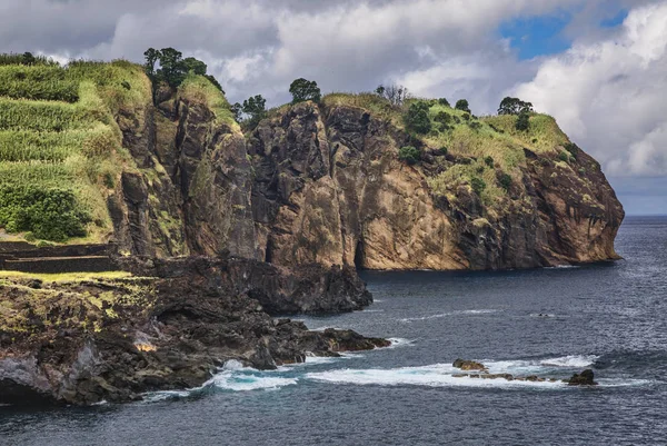 Csodálatos Atlanti-óceán kilátás sziklák Sao Miguel sziget — Stock Fotó