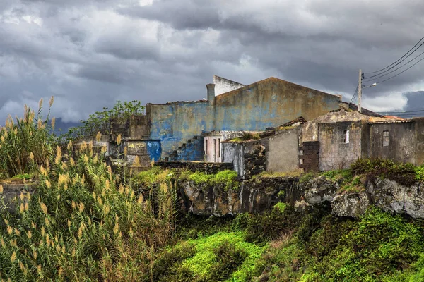 Casas antigas na pequena aldeia da ilha de São Miguel, Portugal — Fotografia de Stock