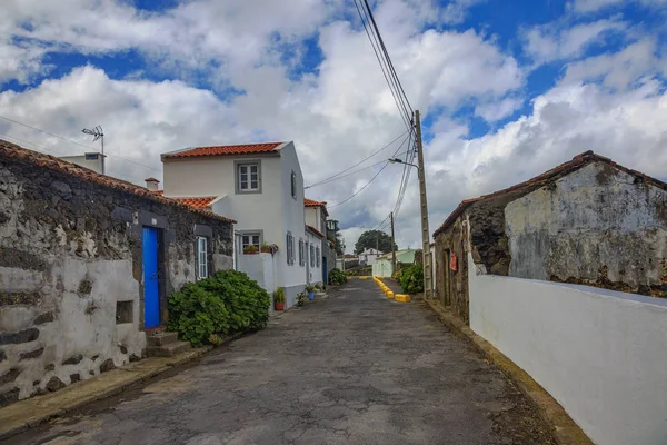 Casas antiguas en el pequeño pueblo en la isla de Sao Miguel, Portugal —  Fotos de Stock