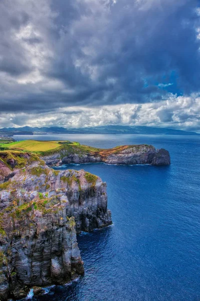 Niesamowity widok na ocean Atlantyku ze skałami wyspy Sao Miguel — Zdjęcie stockowe