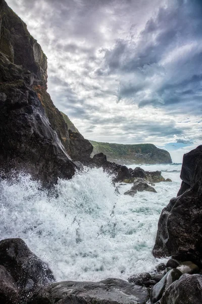 Die Welle des Atlantiks bricht auf dem großen Felsbrocken an der — Stockfoto