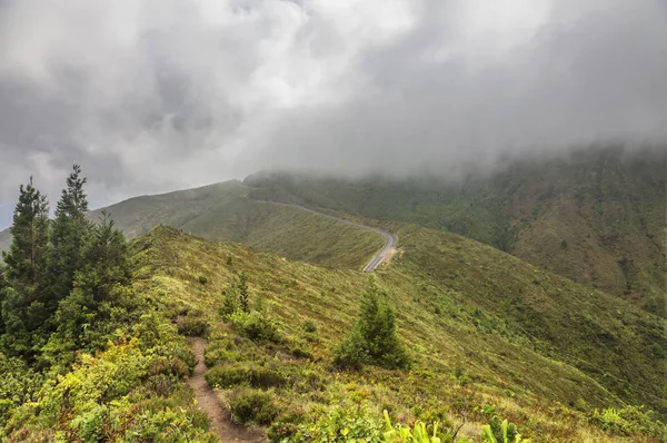 Mlhavá zelená krajina ostrova Sao Miguel, Portugalsko — Stock fotografie