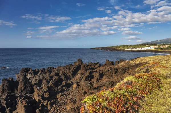 Uitzicht op bergen, valleien, zeekust van het eiland Sao Miguel — Stockfoto