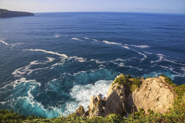 Incroyable vue sur l'océan Atlantique avec les rochers de l'île de Sao Miguel — Photo