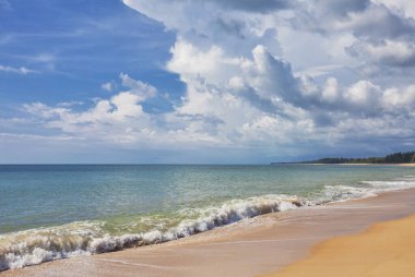 Deniz manzaralı, temiz su ve mavi gökyüzü ile güzel tropikal plaj. Nai Yang beach. Phuket. Tayland