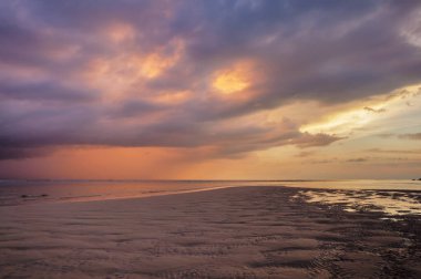 Ebb zamanında tropik sahilde günbatımı arka plan. Nai Yang beach. Phuket. Tayland