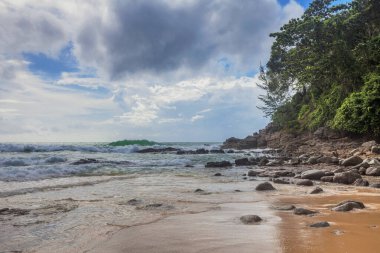 Kasvetli gökyüzünün altında tropik bir sahil. Tayland