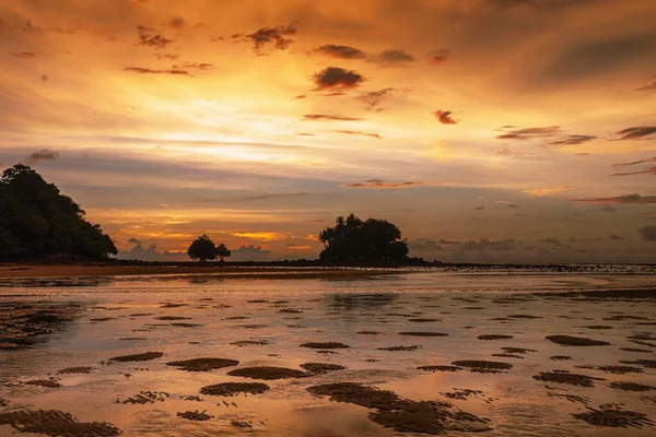 Tropická Pláž Době Odlivu Slunce Pozadí Nai Yang Beach Phuket — Stock fotografie