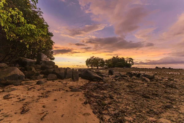 熱帯のビーチに沈む夕日 自然の背景 ナイヤン ビーチ プーケット — ストック写真