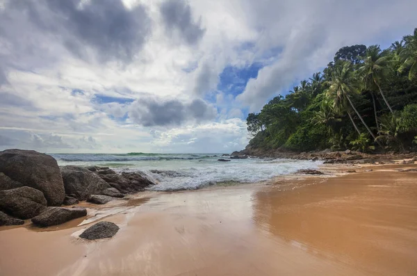 Praia Tropical Sob Céu Sombrio Tailândia — Fotografia de Stock