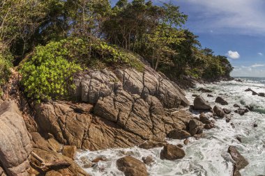 balık gözü manzarası taşların üzerinde mavi gökyüzü ve güneşle 