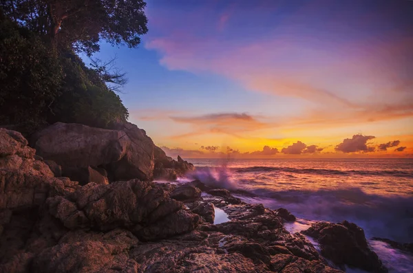 아름다운 일몰에 해변에 바위들 자연의 — 스톡 사진