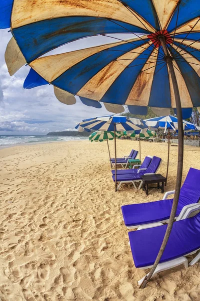 Sillas Playa Con Sombrilla Playa Bajo Cielo Sombrío Mirada Ojo — Foto de Stock