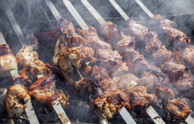 açık havada piknikte metal şiş üzerinde iştah açıcı ızgara kebab 