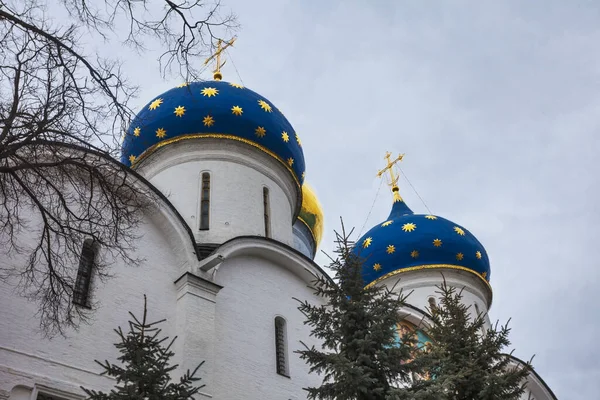 古老的俄罗斯教会在阴沉的天气 俄罗斯东正教与历史悠久的大修道院的区域 位于莫斯科地区谢尔盖夫中心 — 图库照片