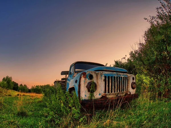 Alter Lkw Feld Unter Abendhimmel — Stockfoto