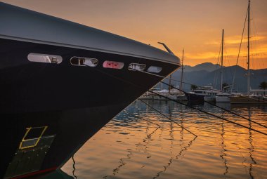 Gün batımında yat limanında yelken açacağız. Tivat. Karadağ