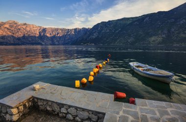 Gün batımında dağlara bakan toprak seti. Kotor Körfezi. Karadağ