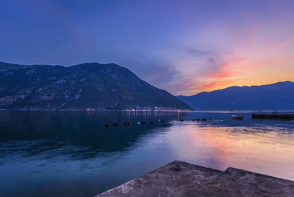 山の背景に海の夕日 コトル湾だ モンテネグロ — ストック写真