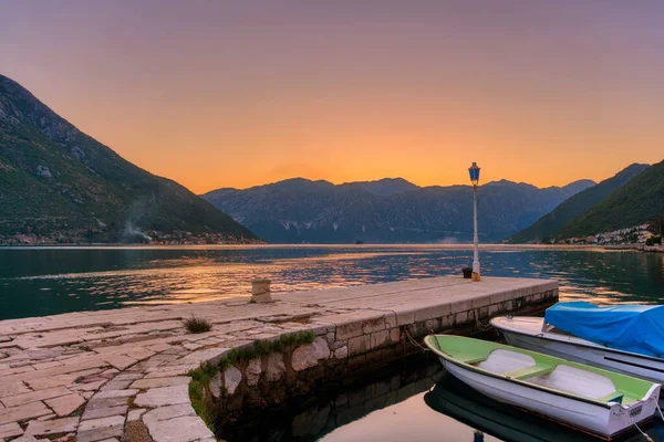 Los Barcos Mar Atardecer Con Montañas Fondo Bahía Kotor Montenegro — Foto de Stock