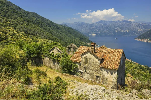 Vecchia Casa Con Vista Sul Mare Sulle Montagne Montenegro — Foto Stock