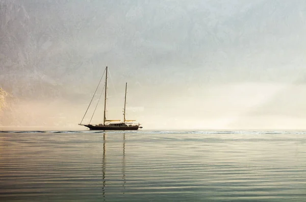 Yacht Floats Sea Early Morning Background Misty Mountains — Stock Photo, Image