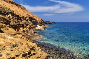İspanya, Kanarya Adaları, Tenerife 'deki mavi gökyüzünün altındaki dağlar ve deniz manzarası 