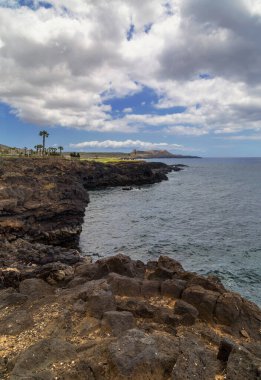 Deniz manzaralı ve kasvetli gökyüzü olan kayalar. Tenerife, Kanarya Adaları, İspanya 