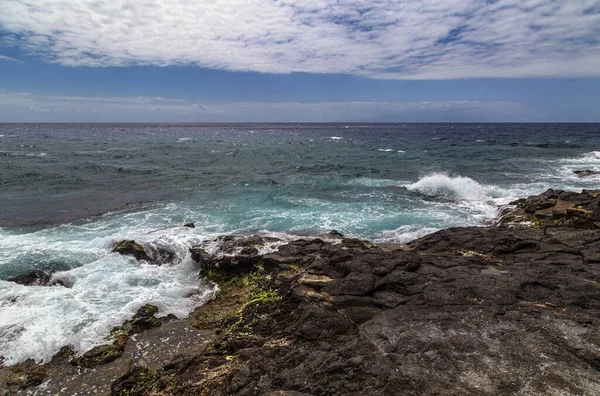 大西洋海岸或海岸上的野生石滩 蓝天下波涛汹涌 特内里费岛西班牙 — 图库照片