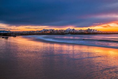 Sahili, kayalıkları ve okyanusu olan güzel bir deniz manzarası. Pintadinho plajı. Ferragudo, Lagoa, Algarve, Portekiz