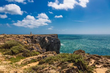 Sagres yakınlarındaki Algarve kayalık kıyıları, Fortaleza de Sagres kalesi, Portekiz 