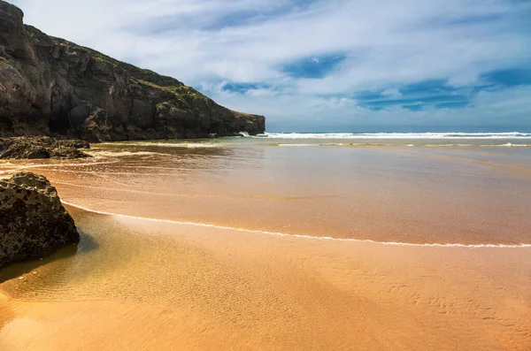 Formacje Skalne Pod Błękitnym Niebem Plaży Amoreira Aljezur Portugalia — Zdjęcie stockowe