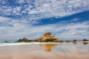 Portekiz 'in güneyinde, Algarve bölgesinin Batı Atlantik kıyısındaki Cordoama plajına bakın..
