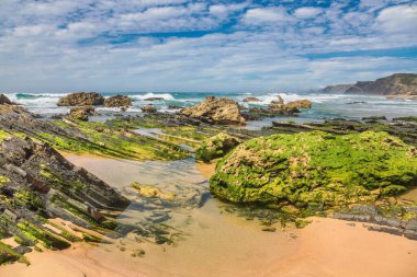 Portekiz 'in güneyinde, Algarve bölgesinin Batı Atlantik kıyısındaki Cordoama plajına bakın..