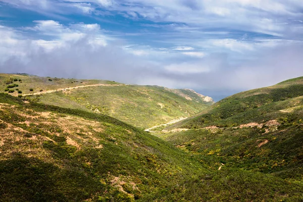 Пейзаж Зеленым Валом Окруженный Низкими Горами Алгарве Португалия — стоковое фото