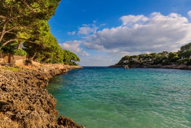 Kayalar ile gökyüzünün altında denize manzara. Mallorca Adası, İspanya Akdeniz, Balear Adaları.