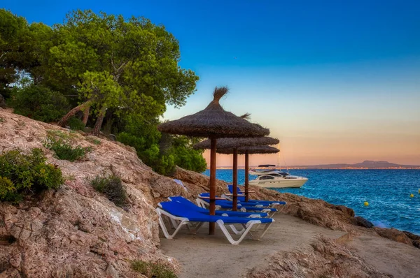 日落时分 海滩上岩石沙滩上的遮阳伞 马略卡岛 西班牙地中海 巴利阿里群岛 — 图库照片