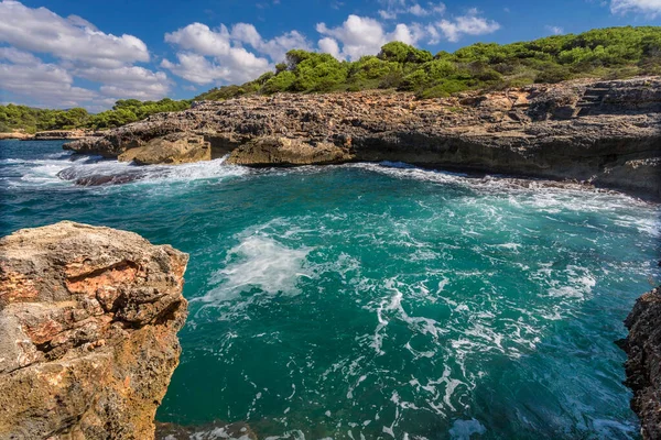 Paisagem Com Rochas Sobre Mar Sob Céu Ilha Maiorca Espanha — Fotografia de Stock