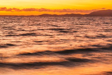 Gün batımında Palma de Mallorca yakınlarındaki El Arenal plajı. Mallorca Adası, İspanya Akdeniz, Balear Adaları.
